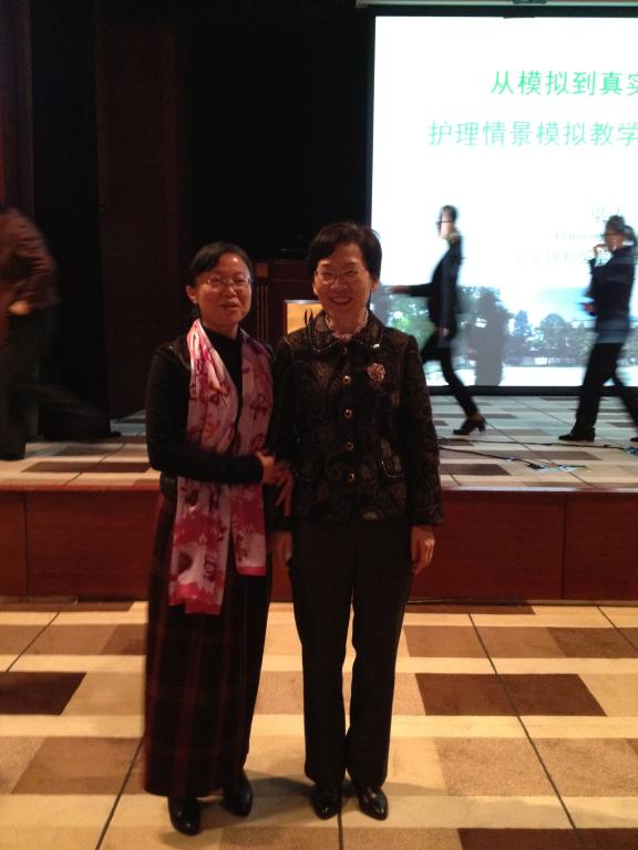 与护理学教材编写委员会主任委员、第二医科大学护理学院院长姜安丽教授合影